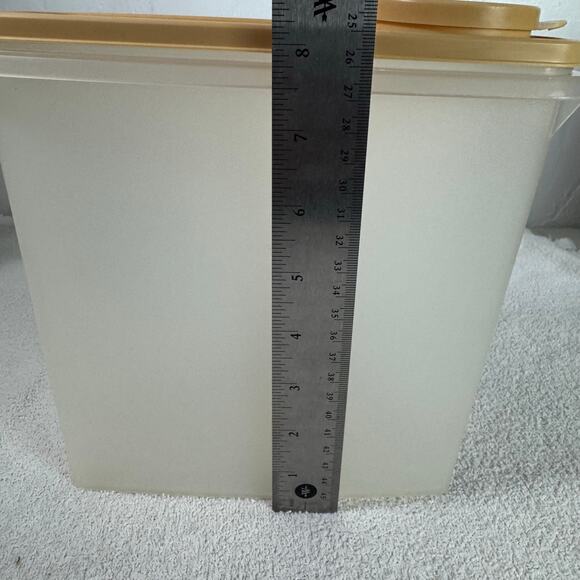 Tupperware Wheat Pour Top Lid Cereal Container Vintage 8" - Picture 6 of 9